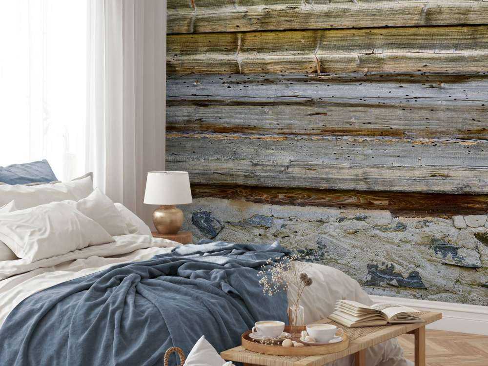 Forvitret treverk på steinvegg