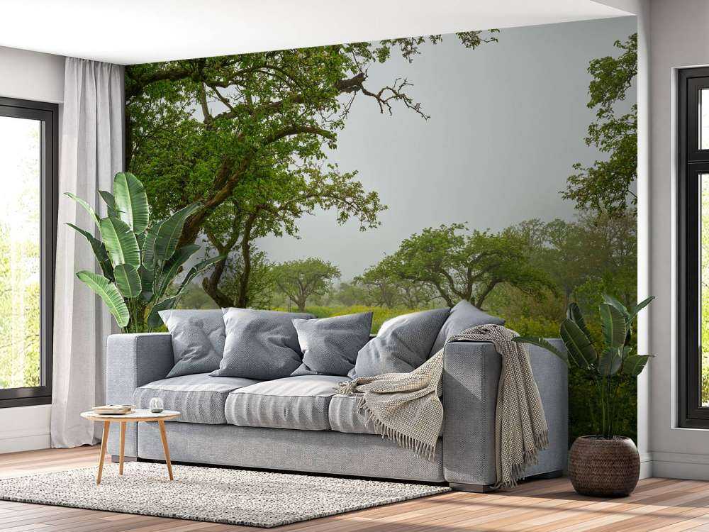 Svingende sti mellom åser med gule blomster