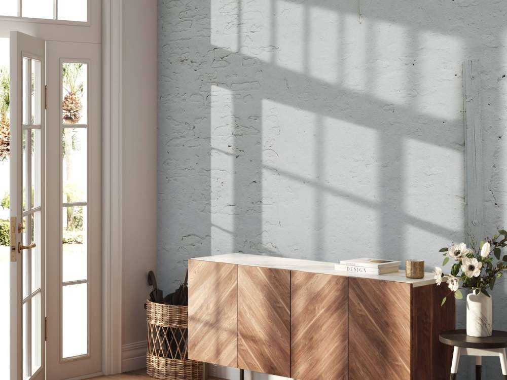 Vegg med hvit stukk og bjelke