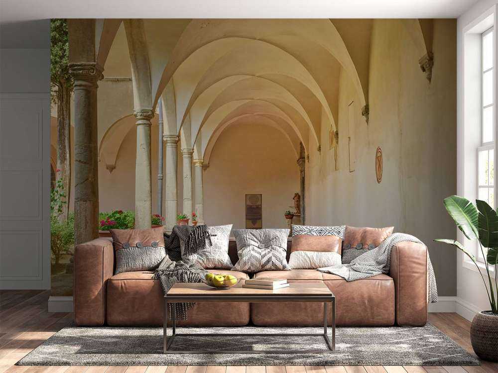 Gårdsplass med buer og planter