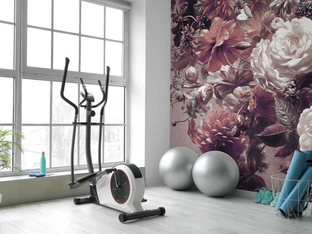 Stort blomsterarrangemang med orange vallmo