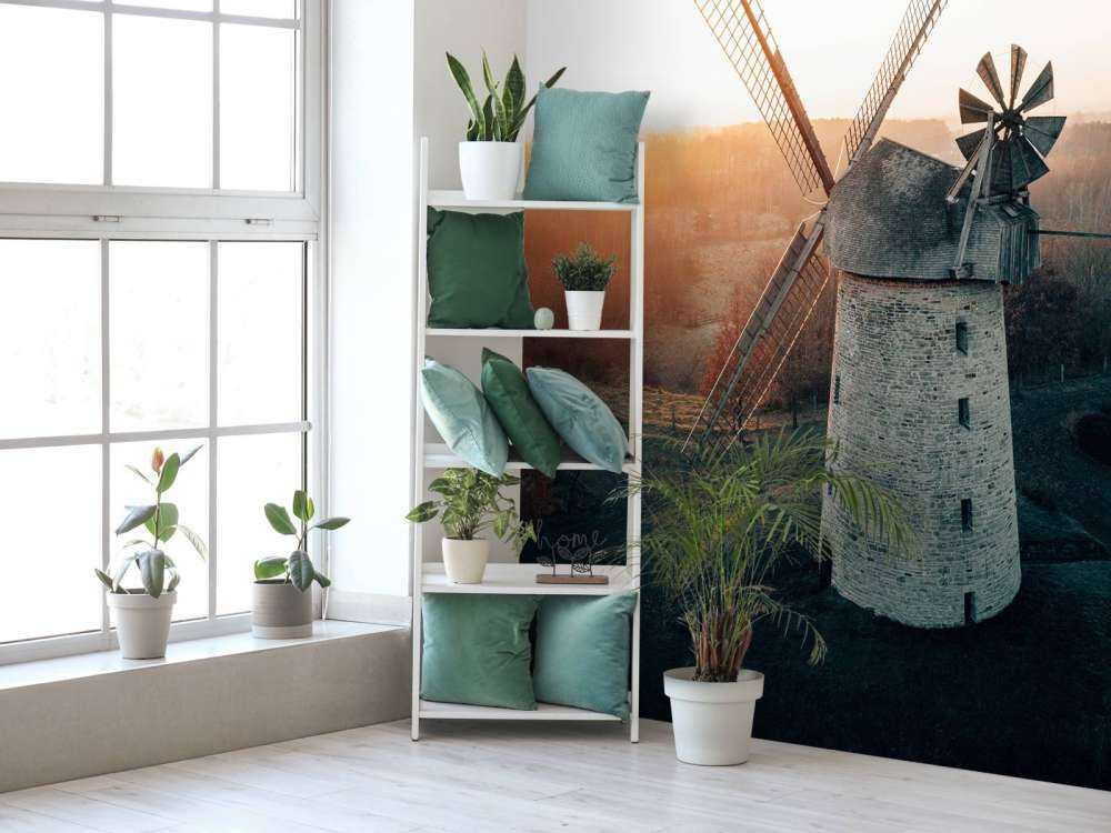 Väderkvarn i vackert ljus vid solnedgången