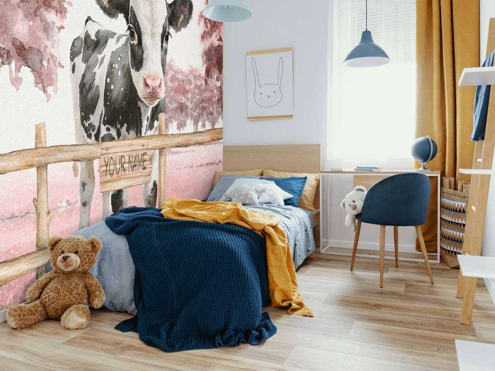 Ung ko på en äng rosa