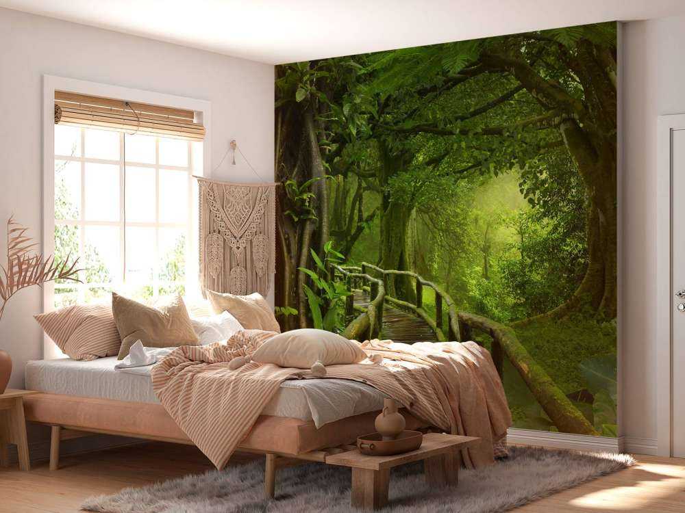 Träbro till och med en grön djungel