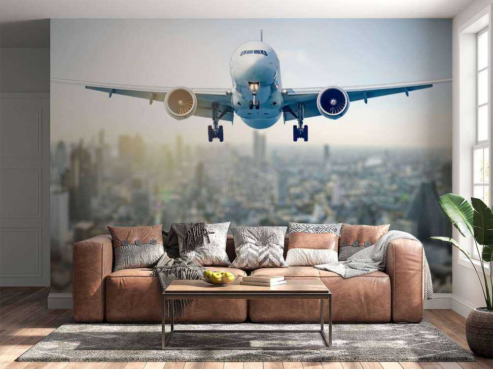 Fallande flygplan över en stad