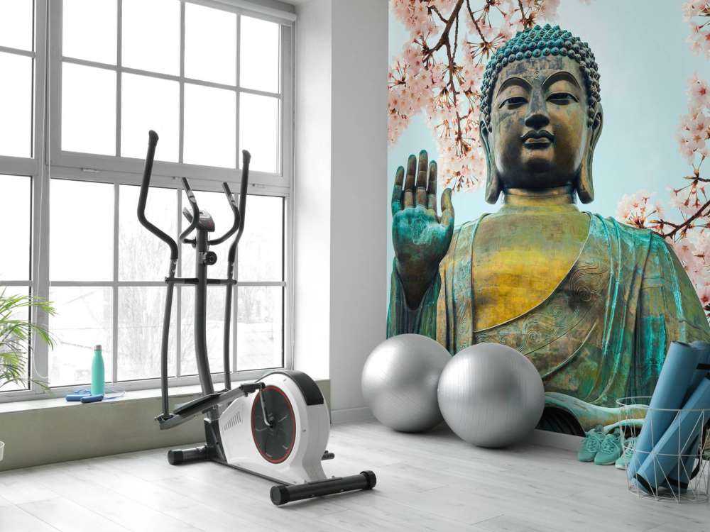 Buddha omgiven med körsbär blommor