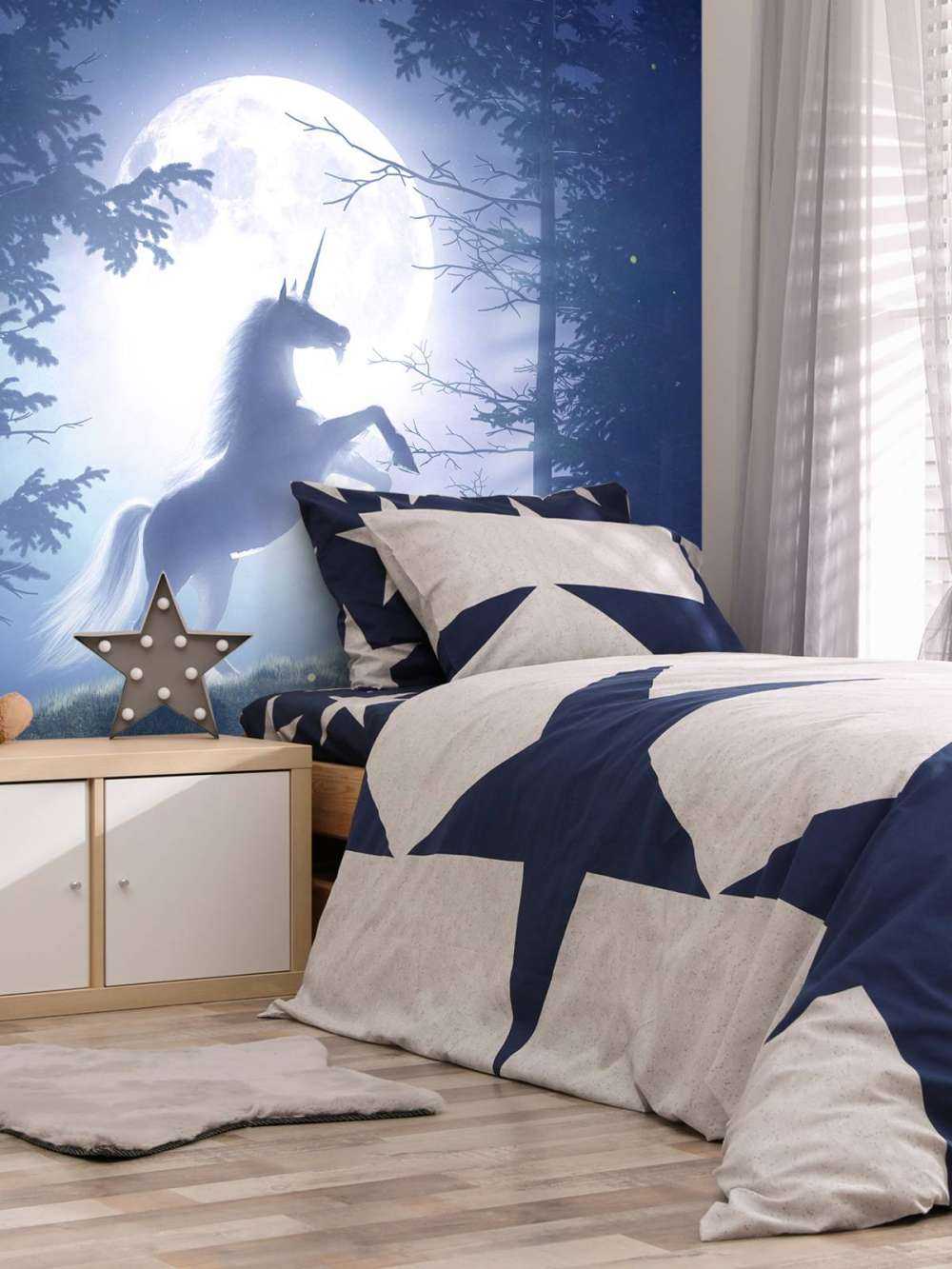 Enhörning vid fullmåne