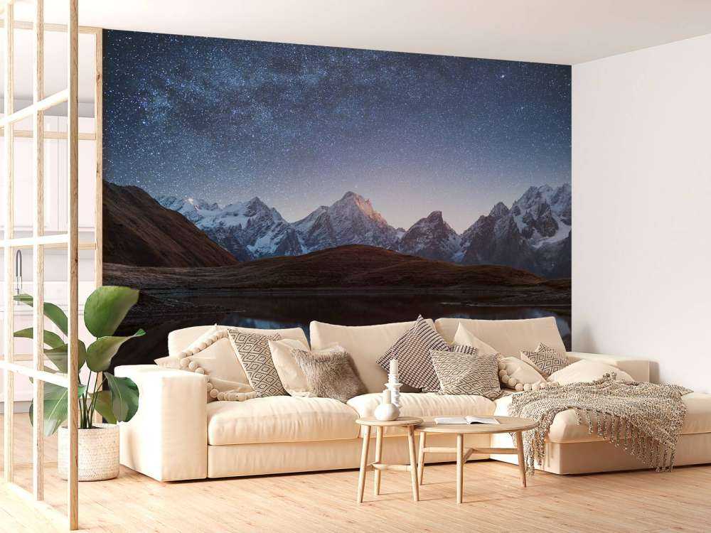 Bjerge med sne om natten