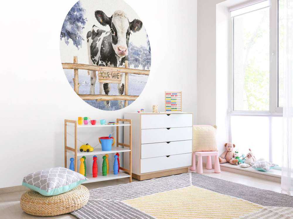 Ung ko på en blå eng