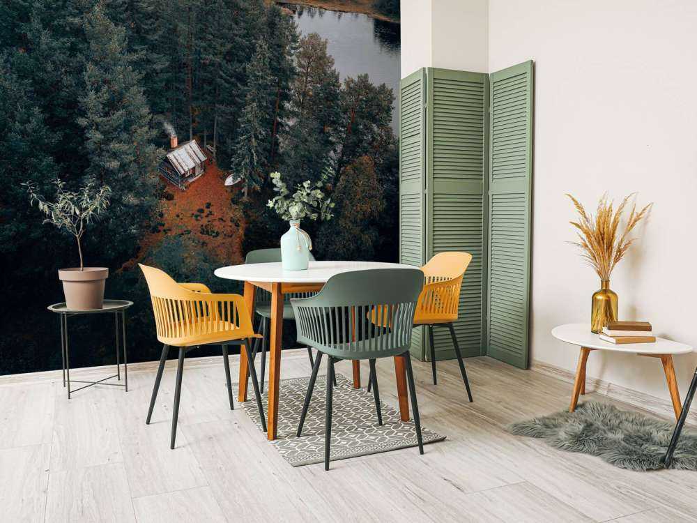 Hytte omgivet af skov og søer