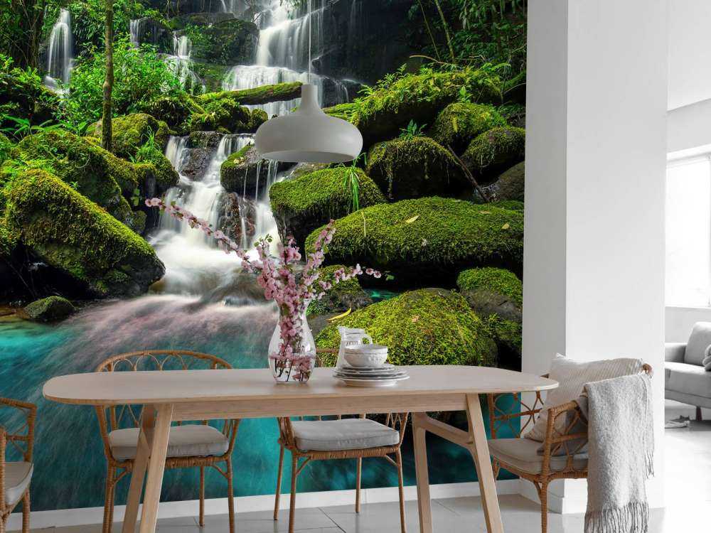 Vandfald i en jungle