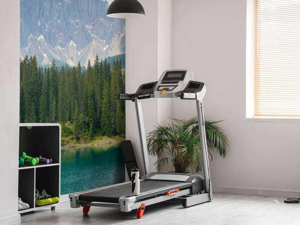 Række af træer nær bjergsø