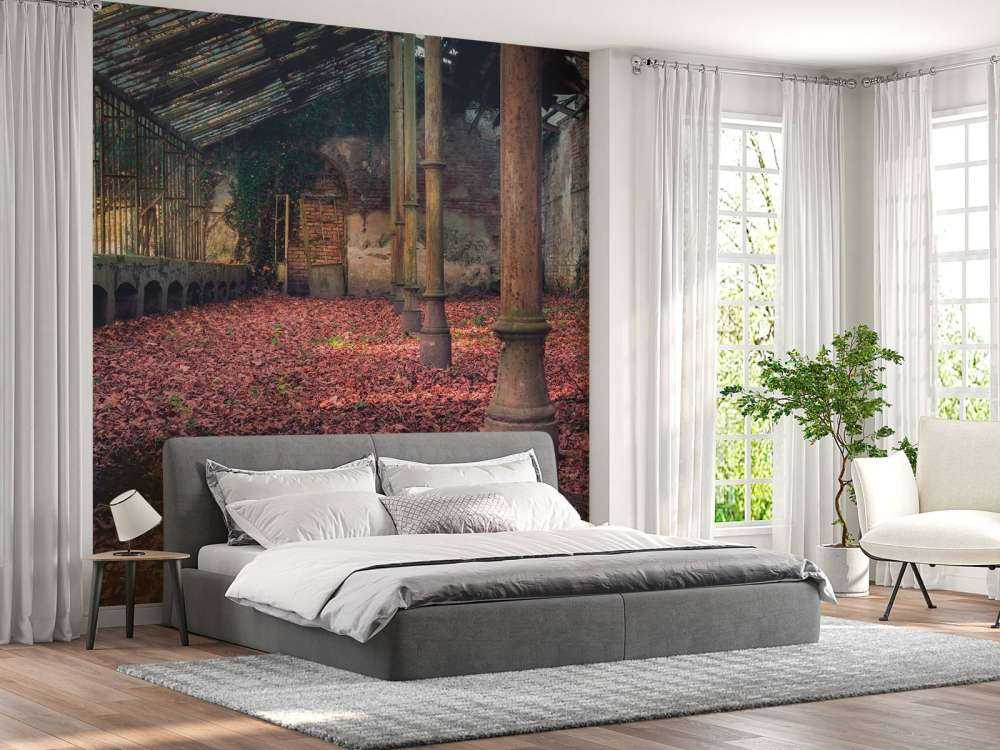 Forladt hus med blade