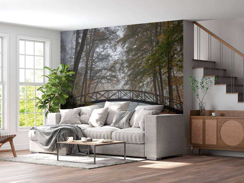 Bro mellem træerne