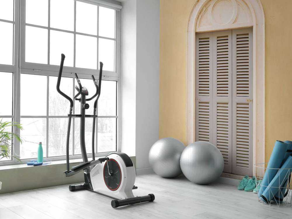 Vindue med træskodder på gul væg