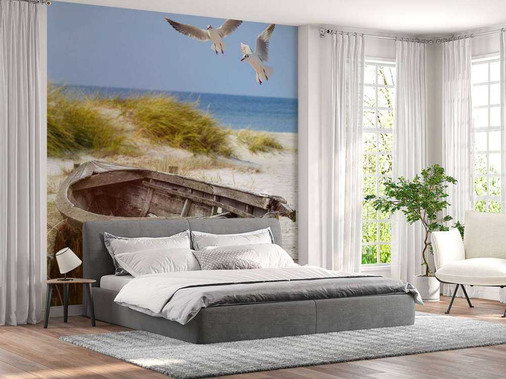Gammel fiskebåt, måker, strand og sjø