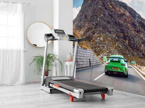 Bergpass med sportsbil