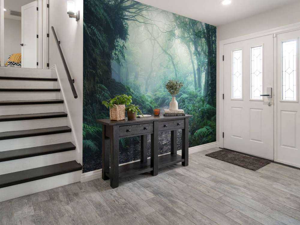 Grønn tåkete skog