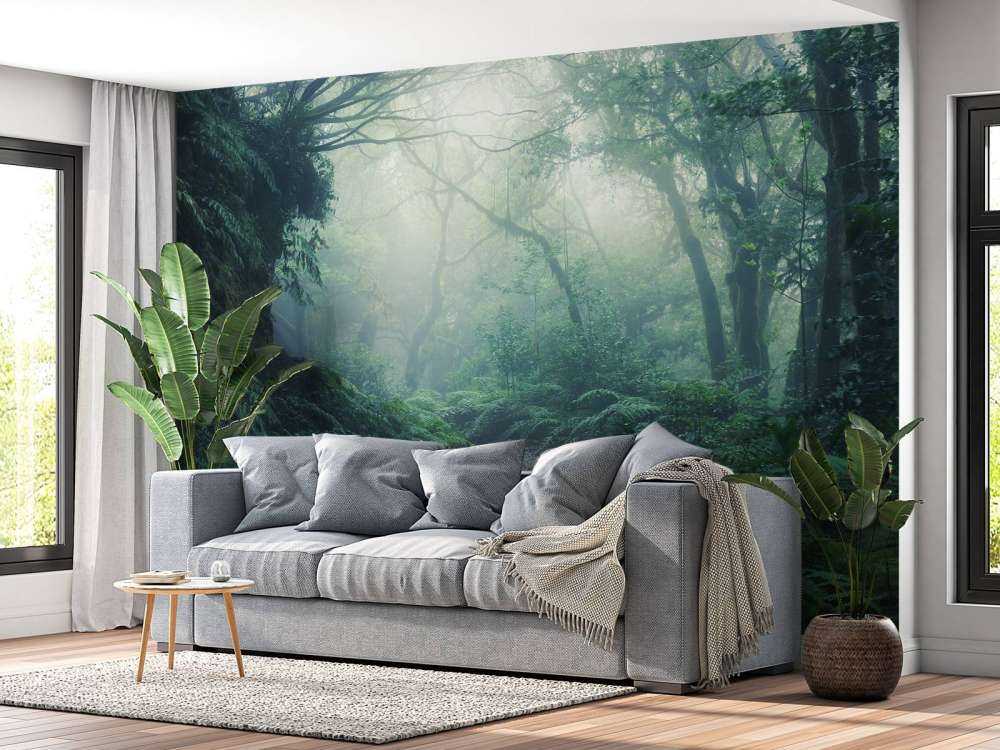 Grønn tåkete skog