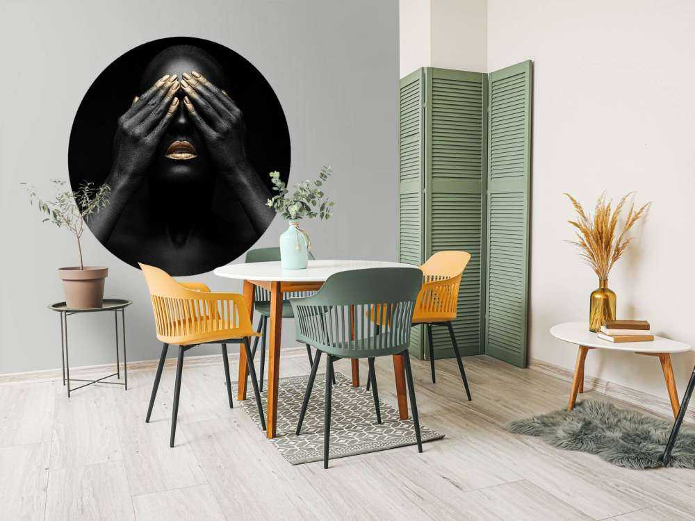 Kvinne med hendene foran øynene