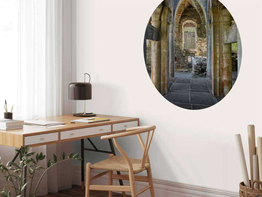 Forlatt bygning med buer