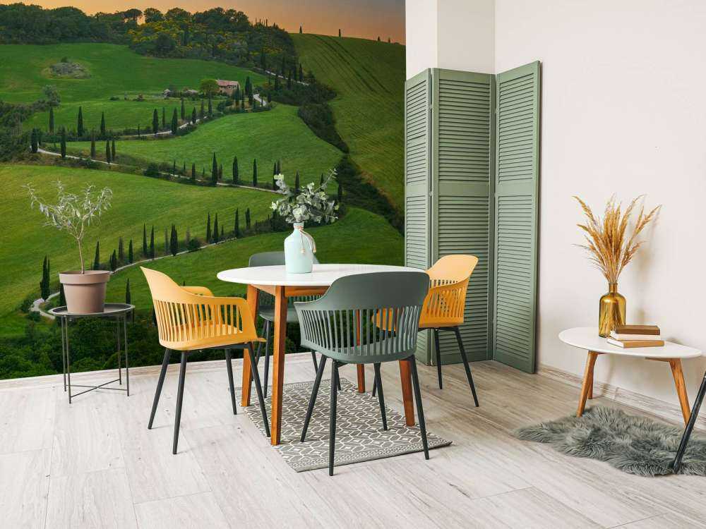 Svingete vei med sypresser