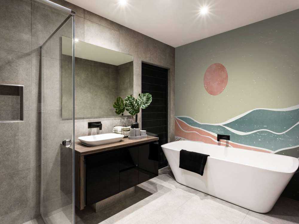 Fargede havbølger med en rød måne