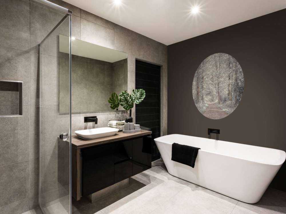 En sti gjennom en grønn skog