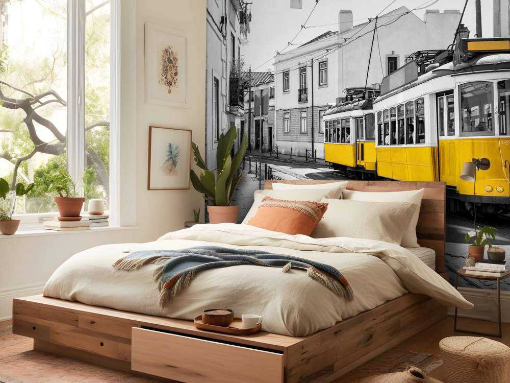 Gul trikk i en svart og hvit gate