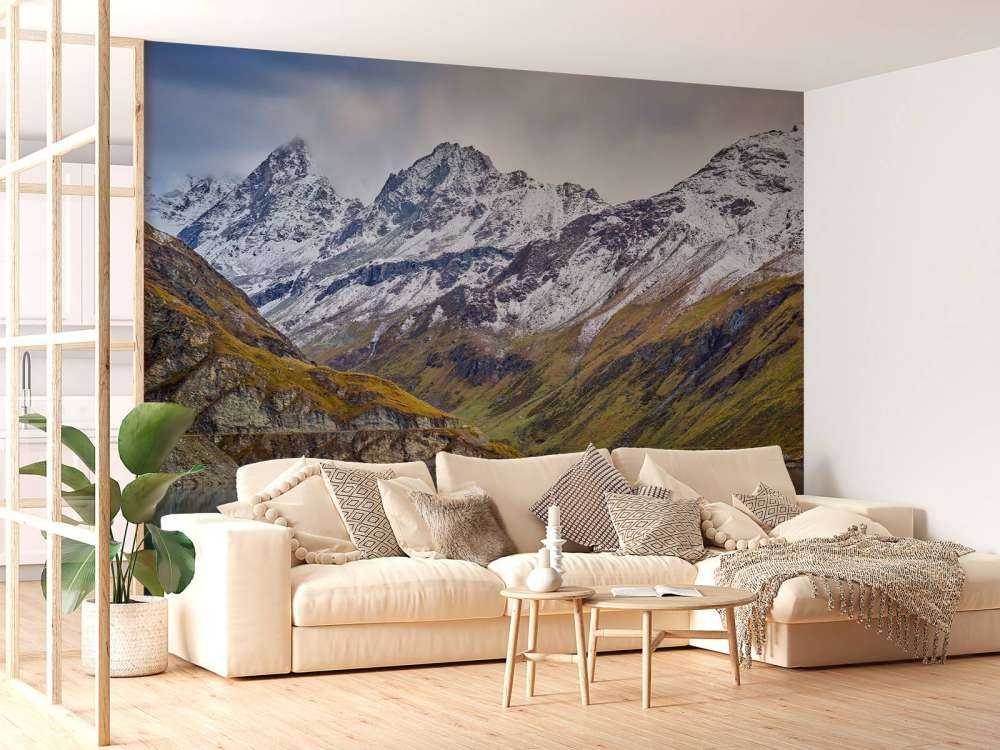 Fjelltopper med snø ved fjellvann