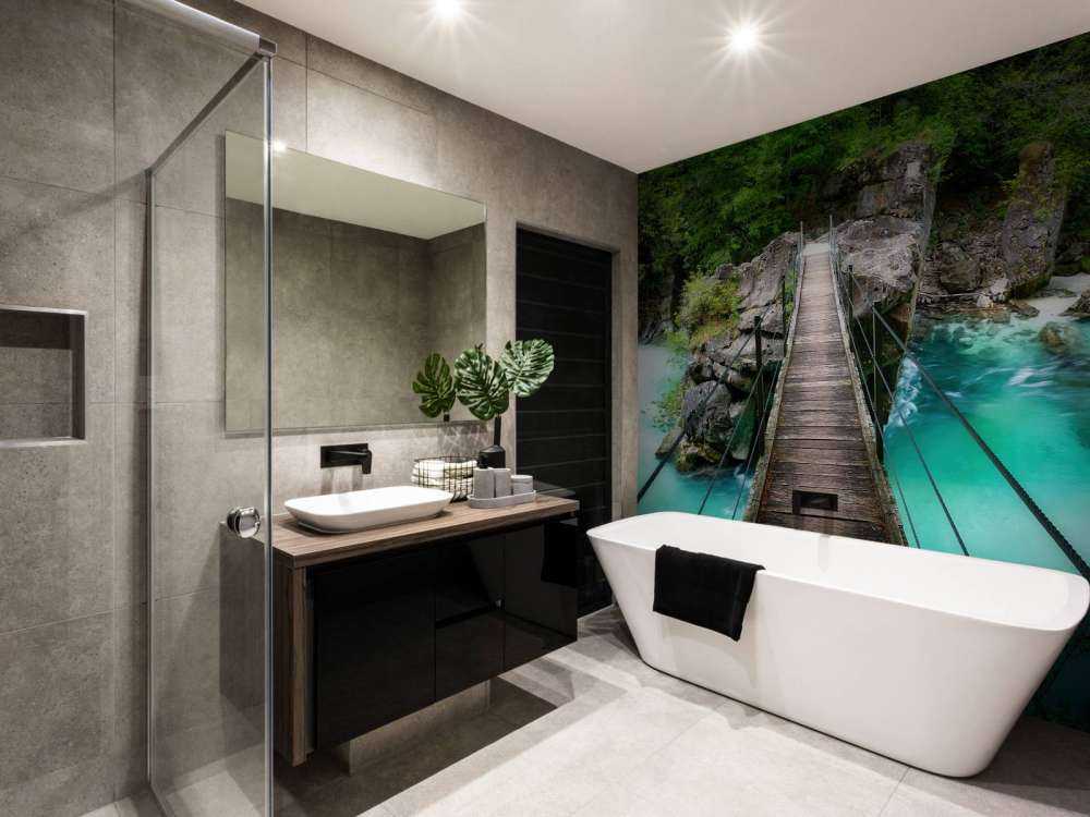 Bro over vakker blå elv