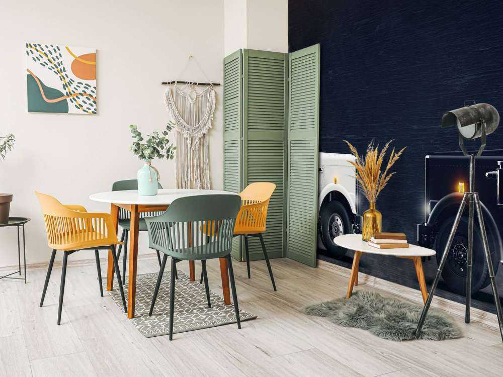 Svart og hvit lastebil