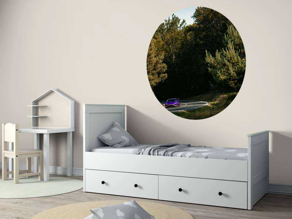 Lilla Lamborghini Huracán i skoglandskap