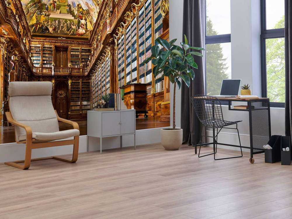 Historisk bibliotek i varmt tre