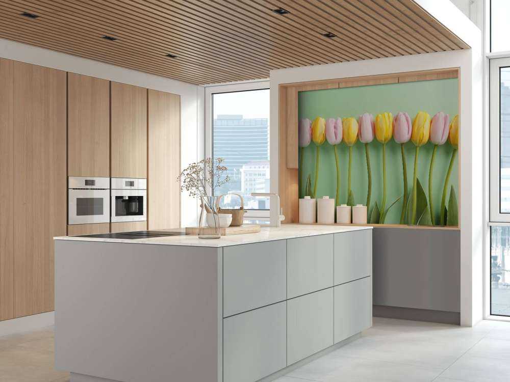 tulipanner på myntegrønt tapet