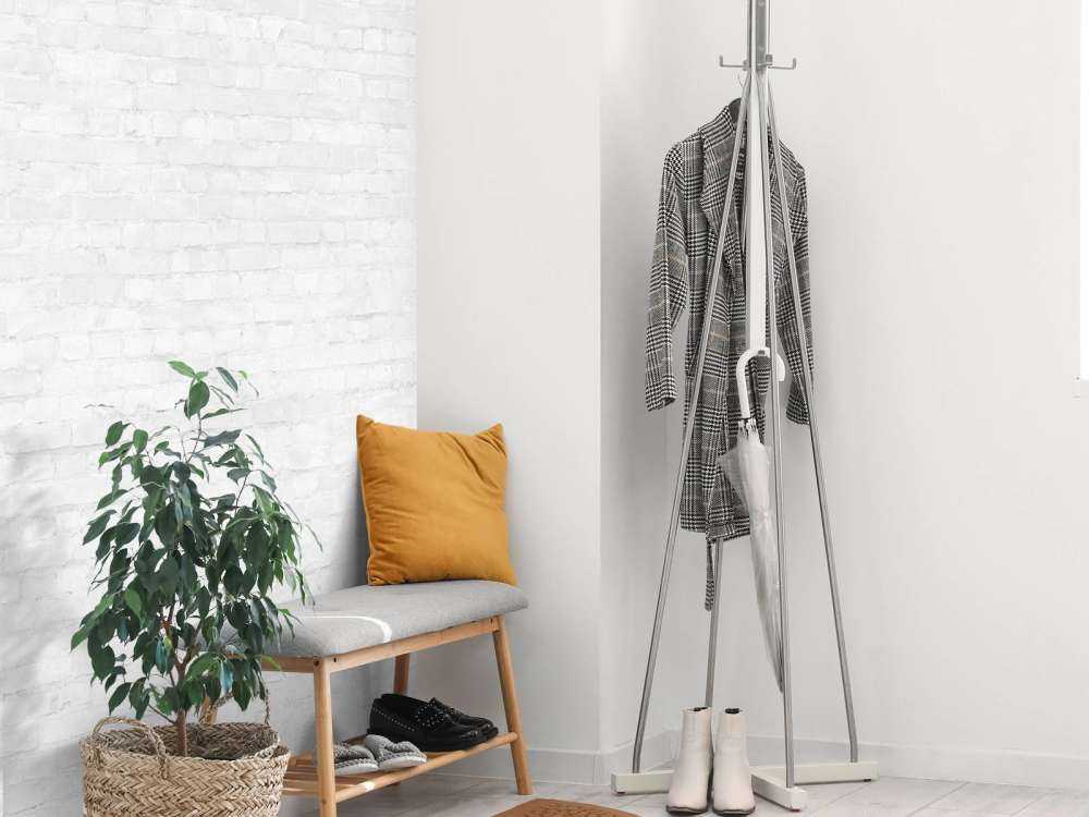 Gammal vit tegelvägg