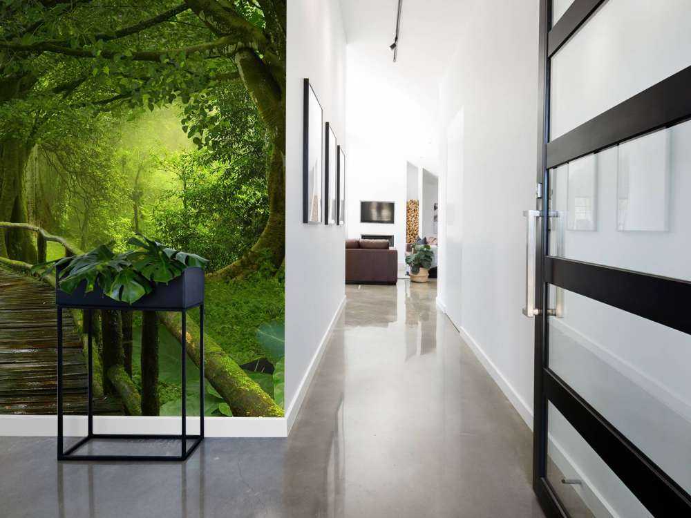 Träbro till och med en grön djungel