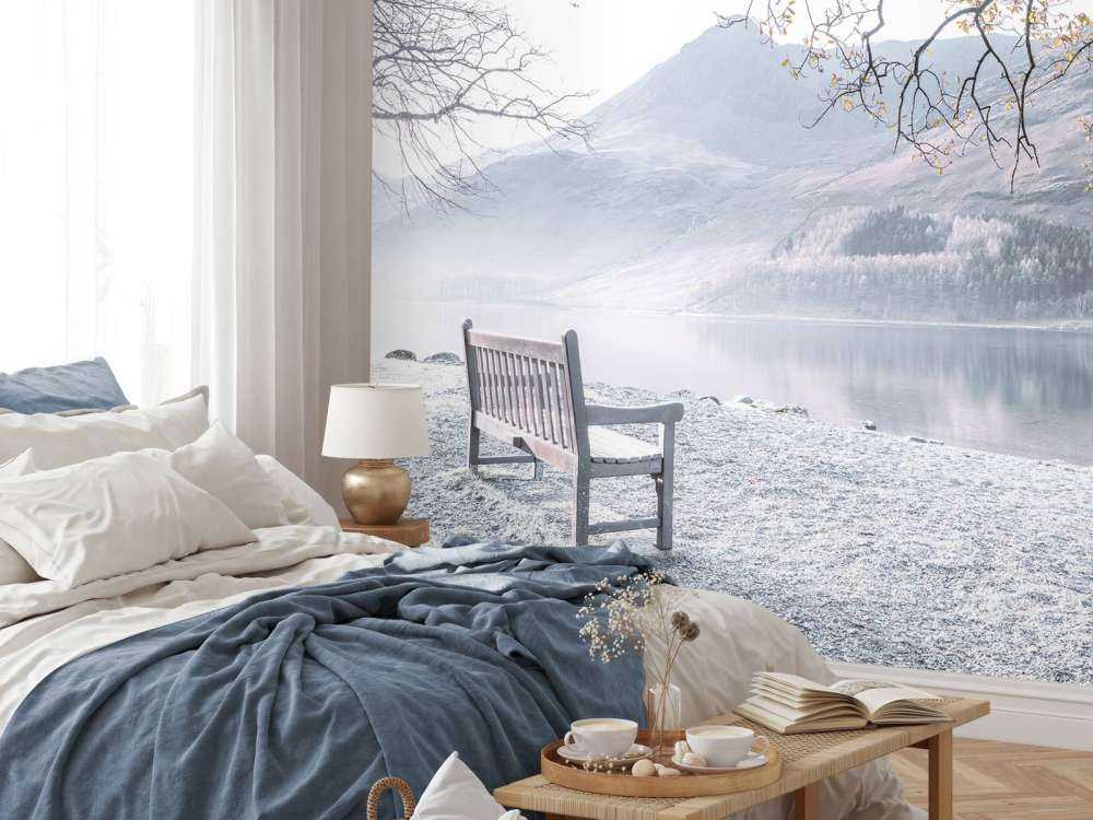 Bänk vid en lugn sjö