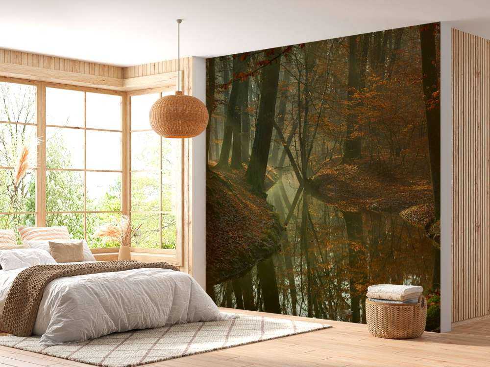 Flod genom skogen
