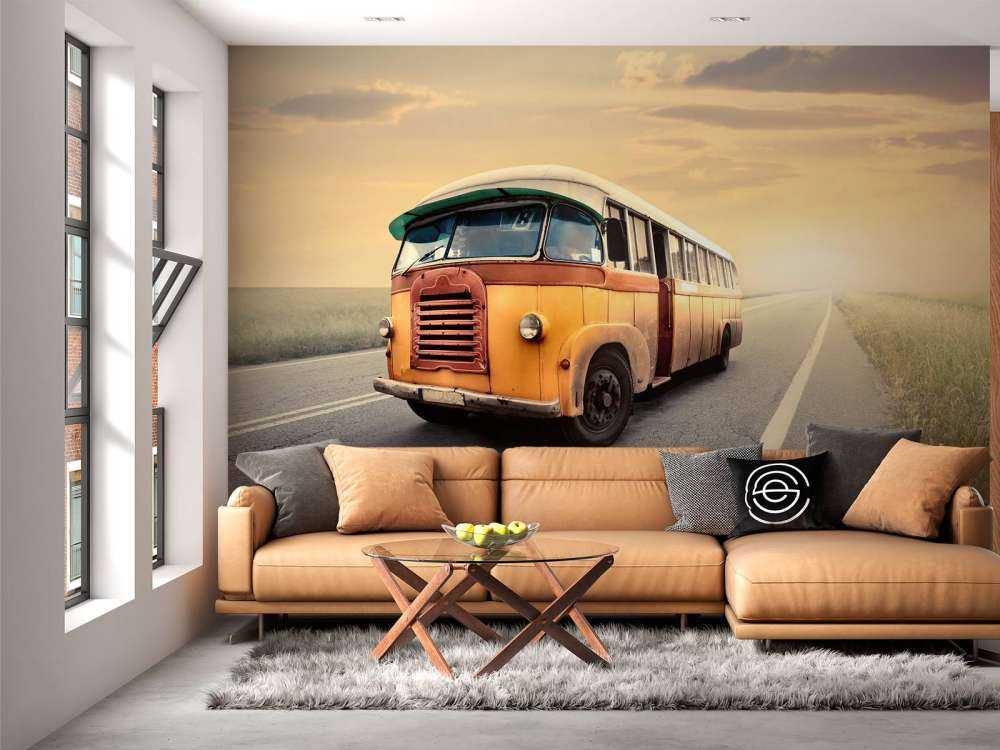 Buss på en öde väg