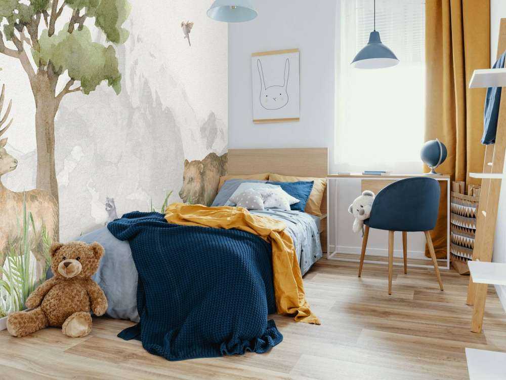 Skogens djur nära ett berg