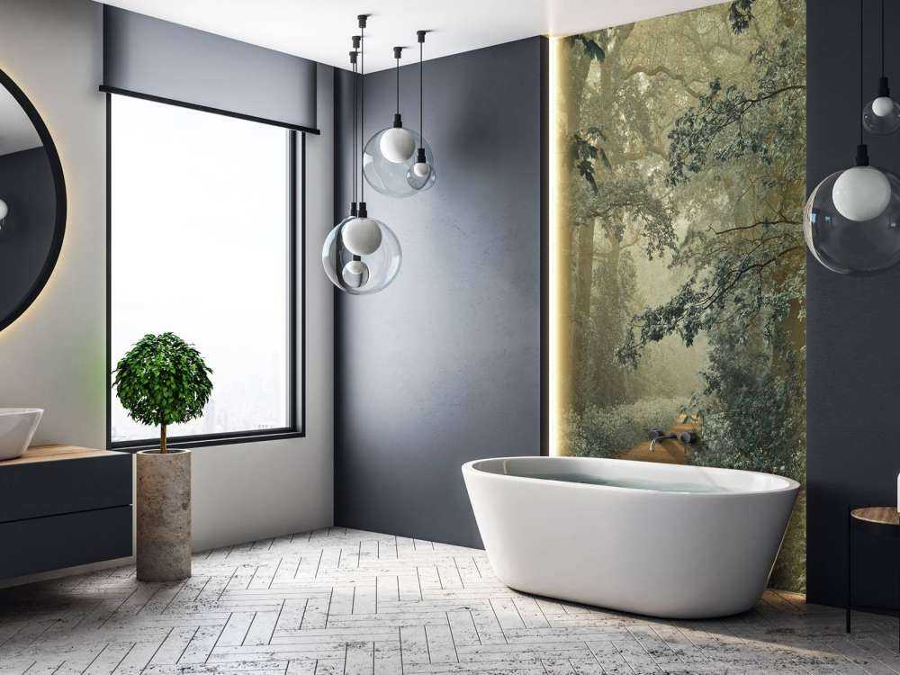 Sti gennem skov med tåge