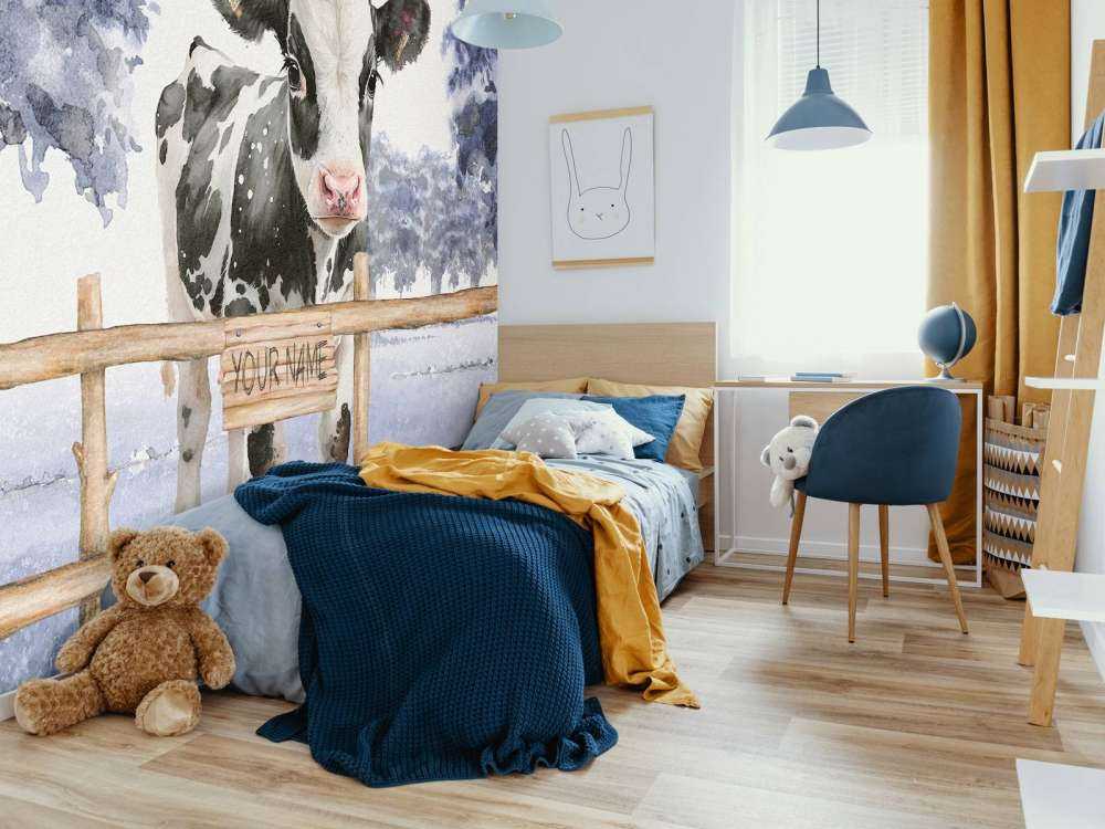 Ung ko på en blå eng