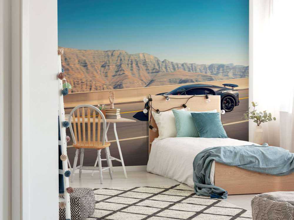 Hyperbil mod bjerglandskab