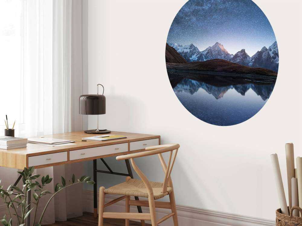 Bjerge med sne om natten