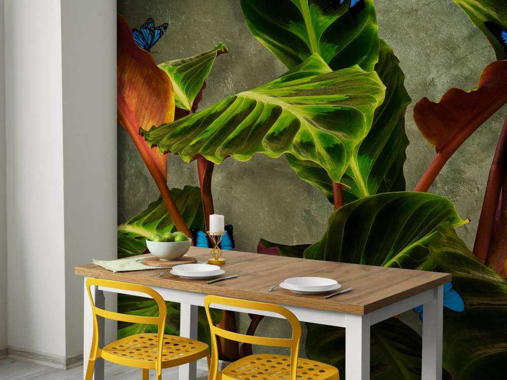 Grønn plante med sommerfugler