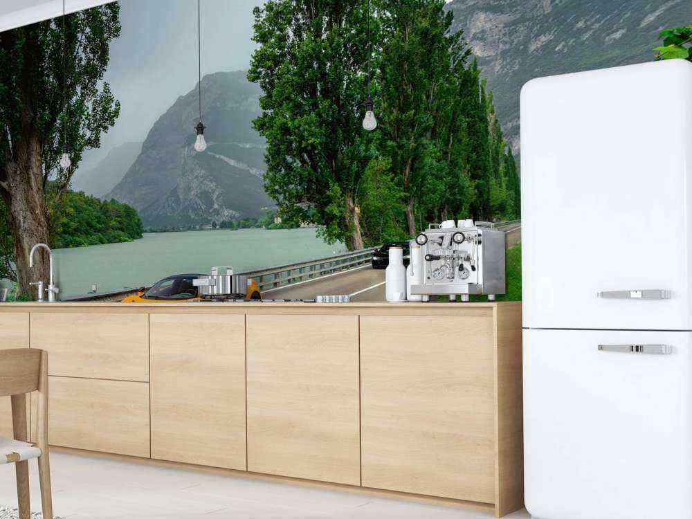 Ritt gjennom Alpene langs innsjøen