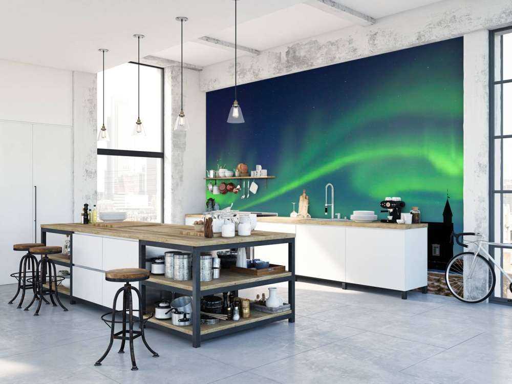 Nordlys over en kirke