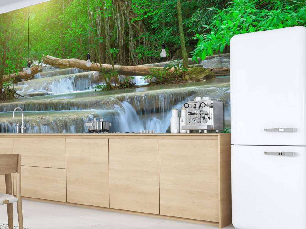 Ødelagt foss i skogen