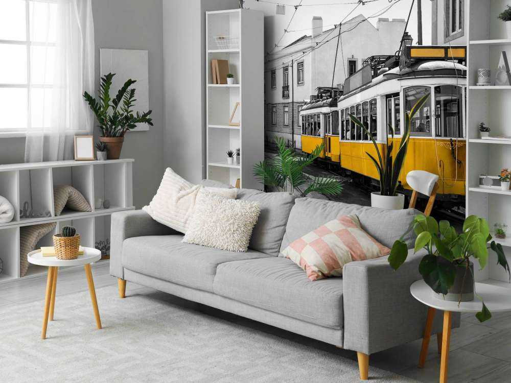 Gul trikk i en svart og hvit gate